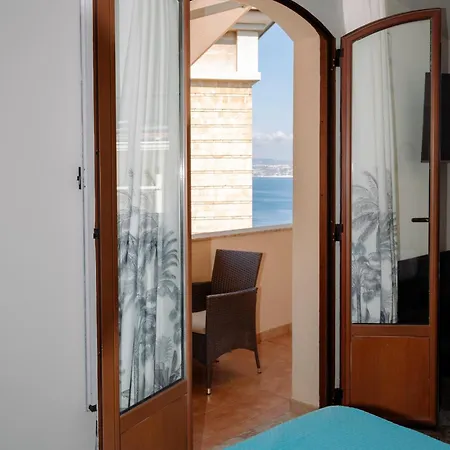 The Square - Luxury Scilla